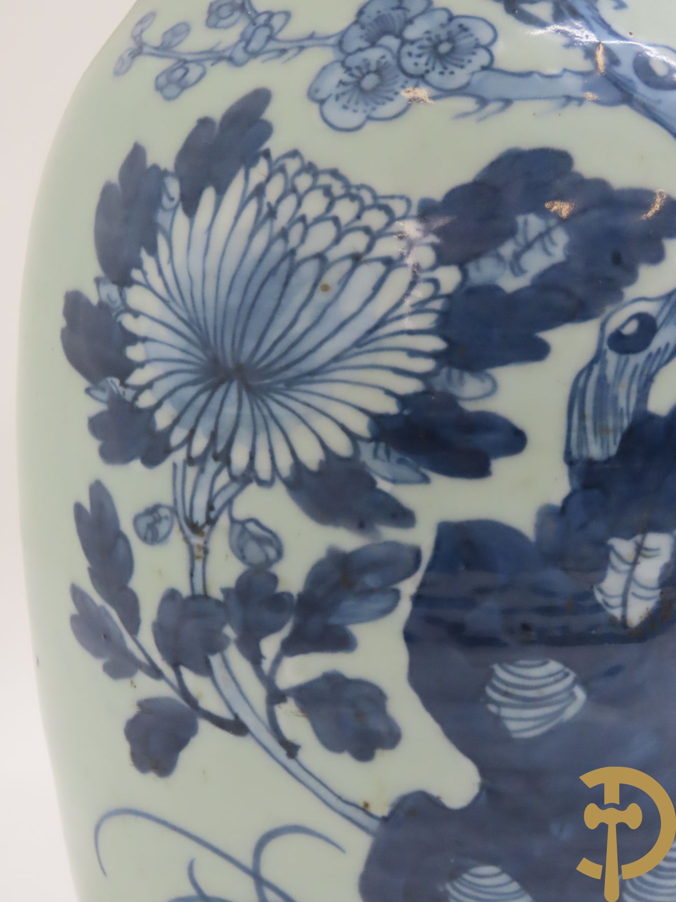 Twee Chinese porseleinen celadon vazen met bloemen- en vogeldecor