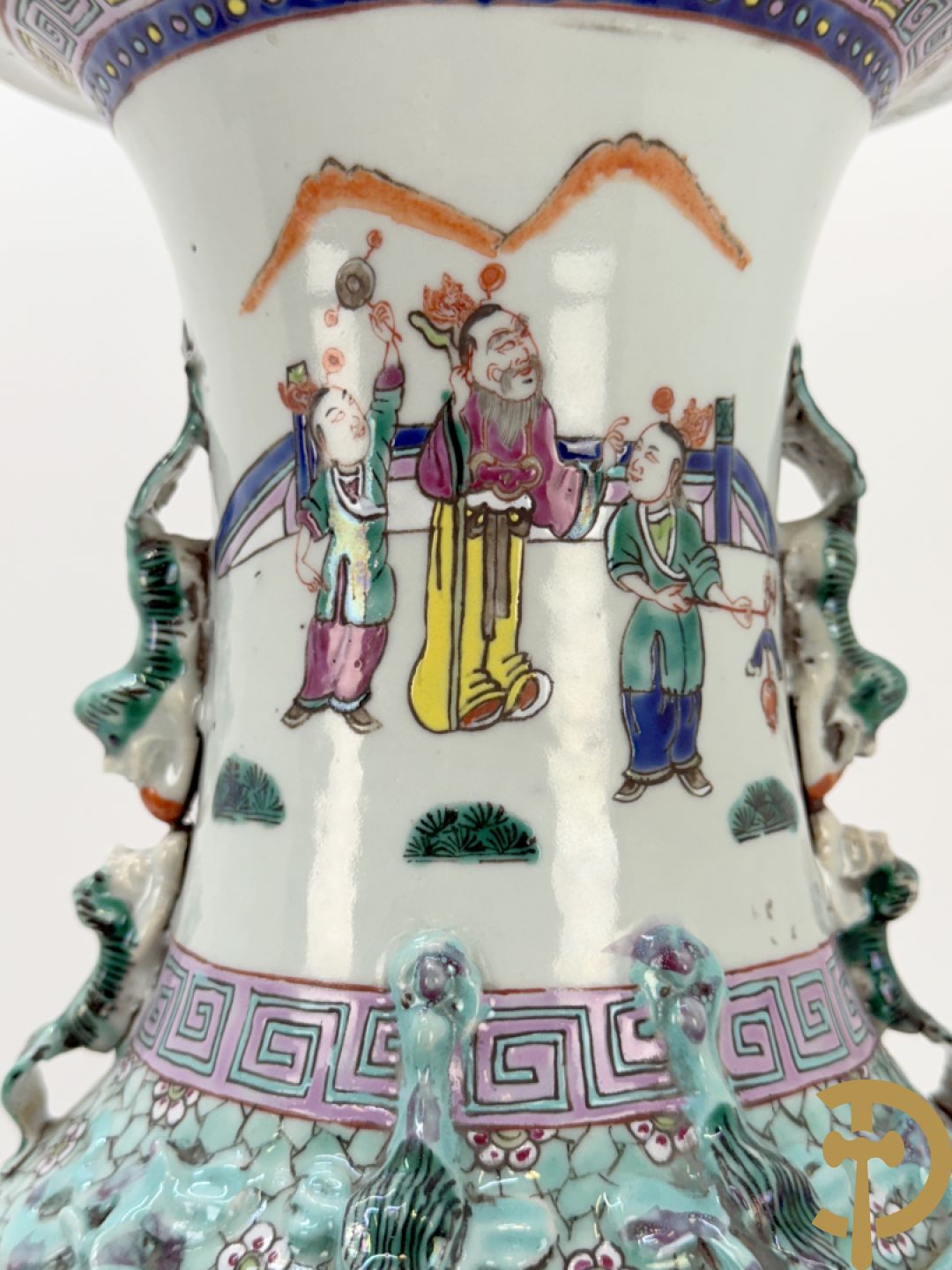 Chinese porseleinen vaas met dubbel decor van geanimeerd interieurzicht en mannen op paarden