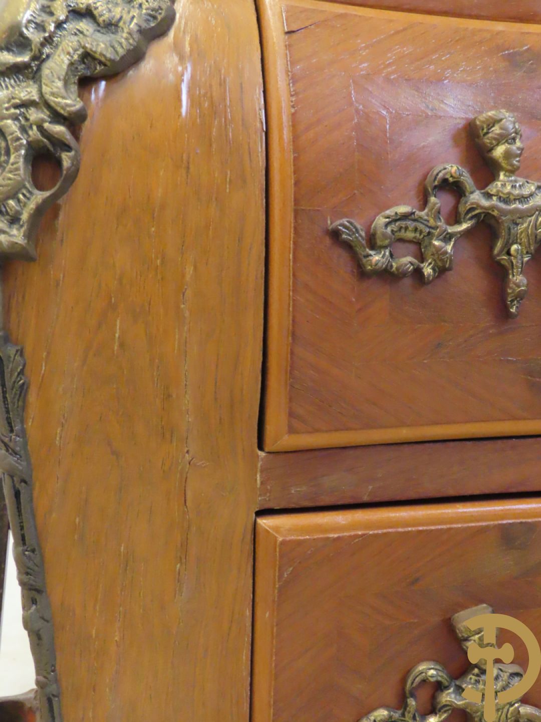 Notelaren gebombeerde drieladencommode met bronsbeslag en mazarinkoppen opzij - bovenaan met marmeren blad