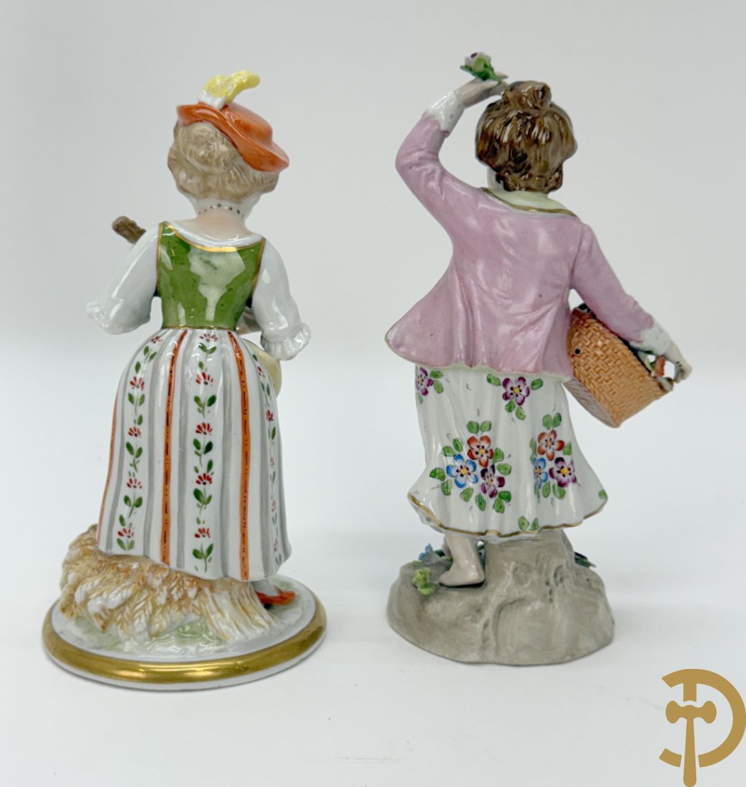 Vijf porseleinen lieftallige figuren, Unterweisbach en Sax + 2 porseleinen consooltjes met rocailles