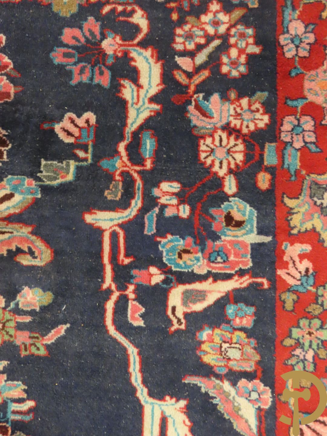 Oosters handgeknoopt tapijt met bloemen en dierenmotieven