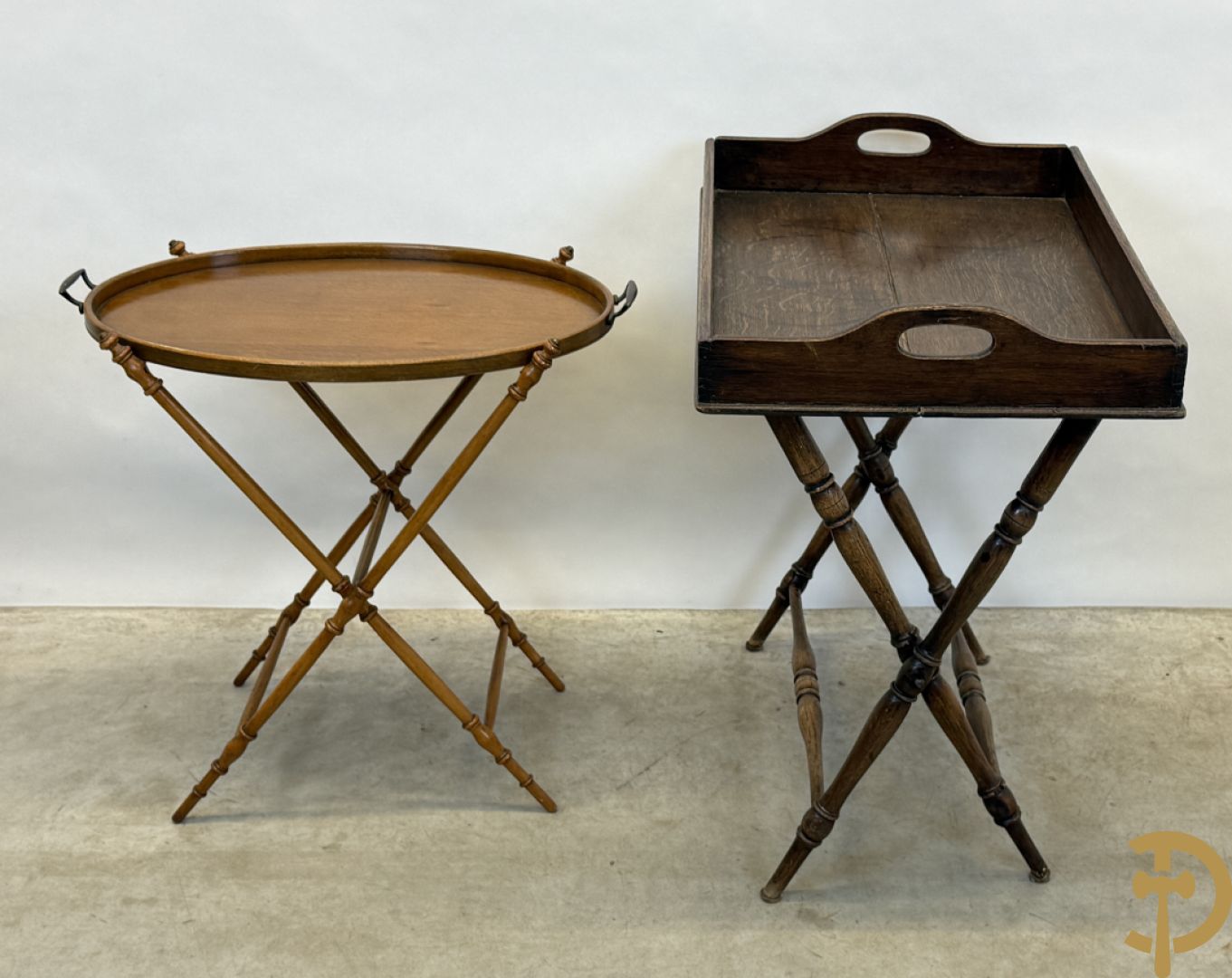 Engelse butlertray met rechthoekige plateau en Engelse butlertray met ovale plateau