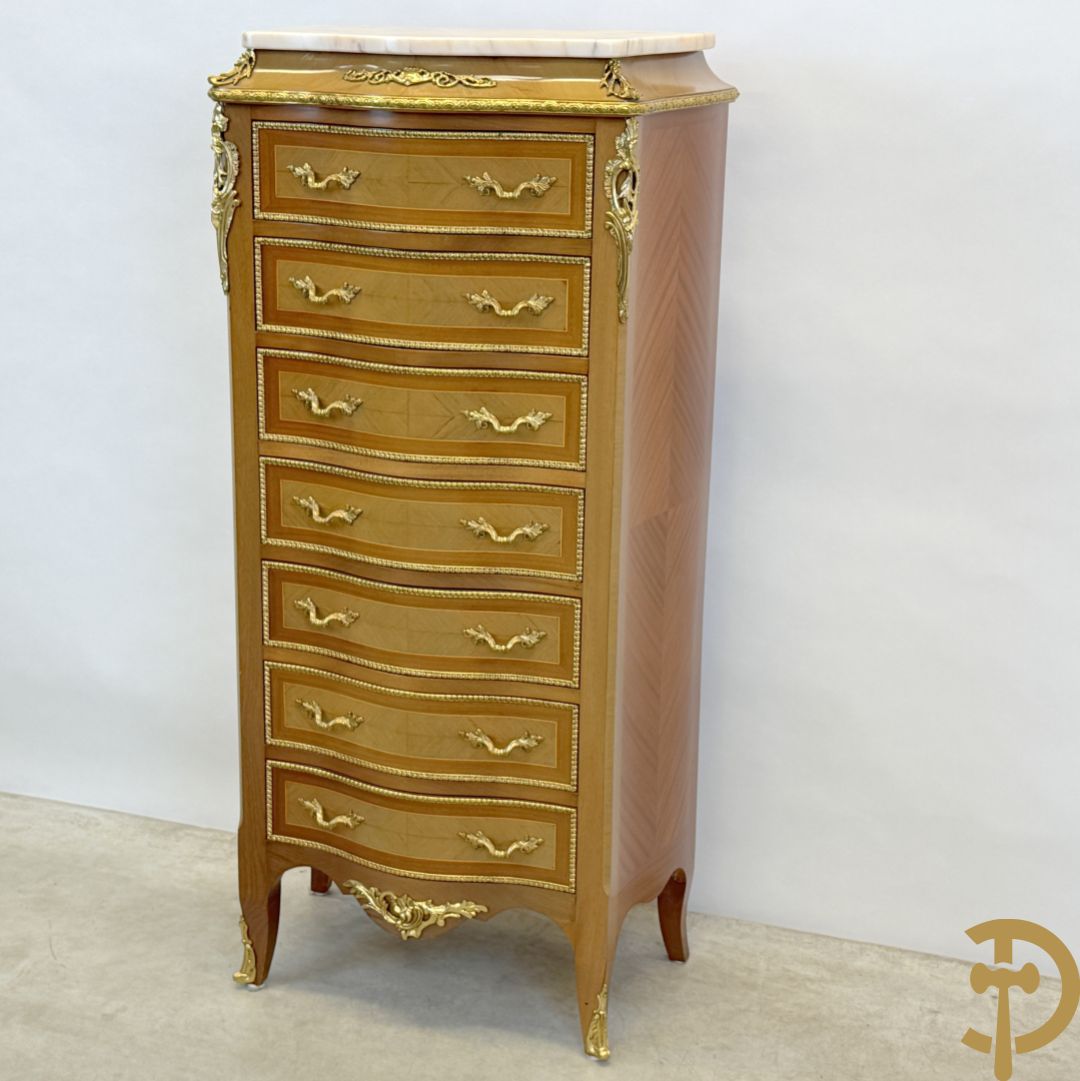 Notelaren zevenladenkast met bronsbeslag op voluutvormige poten - bovenaan marmeren blad