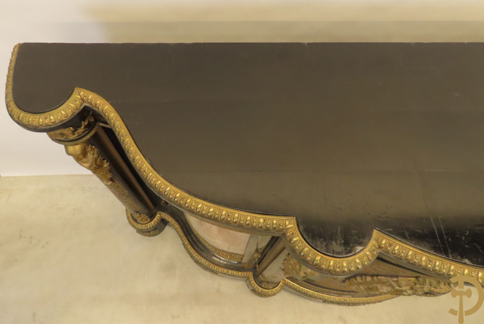 Napoleon III dressoir, centraal met bronnen plakkette omgeven door Louis XVI strik, met 2 zijdelingse vitrines met gebogen glas - stijlen bezet met bronzen dameshoofden