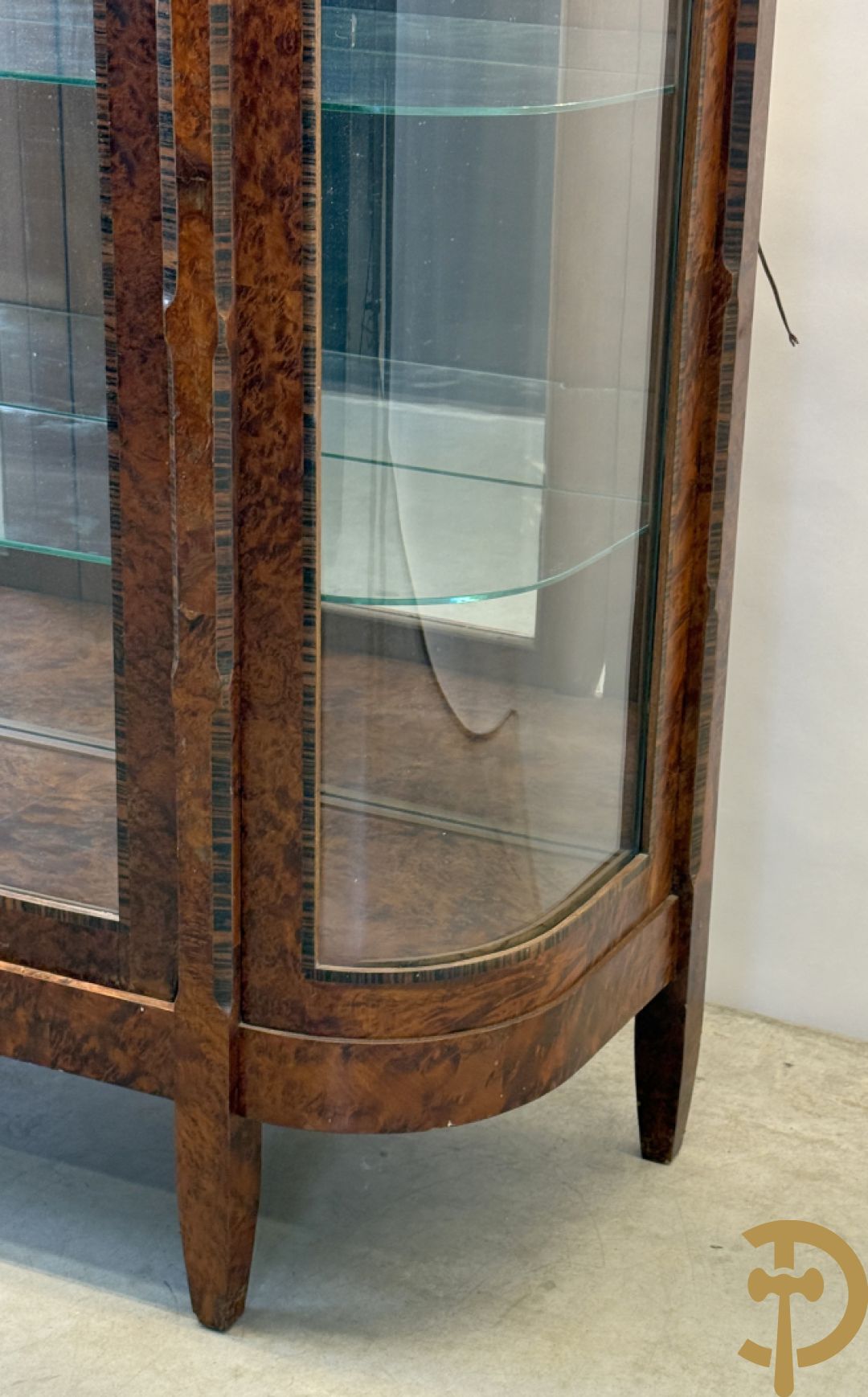 Wortelnotehouten vitrine met afgeronde zijkanten en inleg van palissander