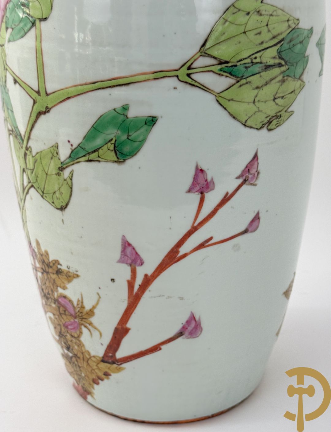 Paar Chinese porseleinen vazen met bloemen- en vogeldecor, achteraan getekend