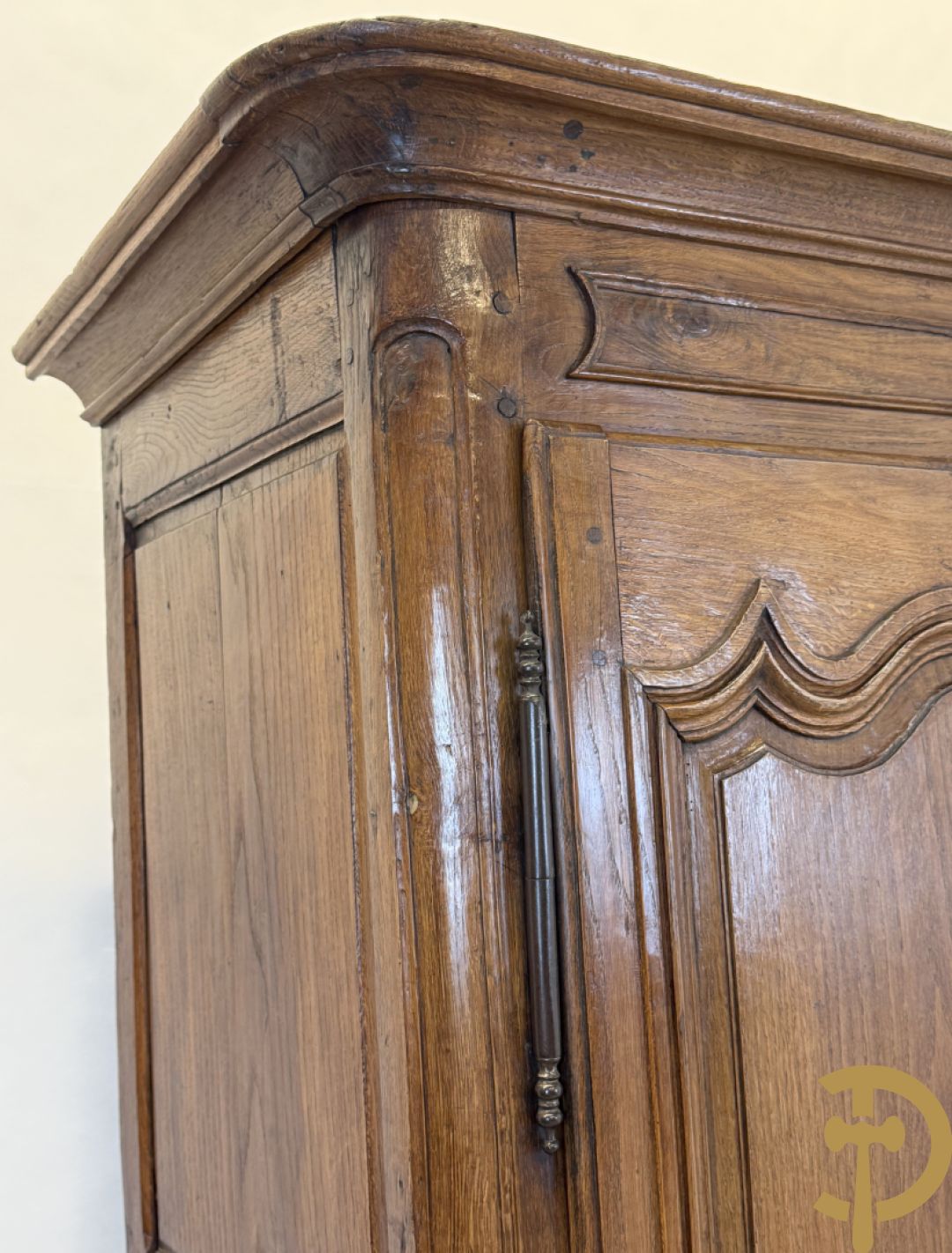 Massief eiken tweedeurskast met gezwaaide deuren op voluutvormige poten