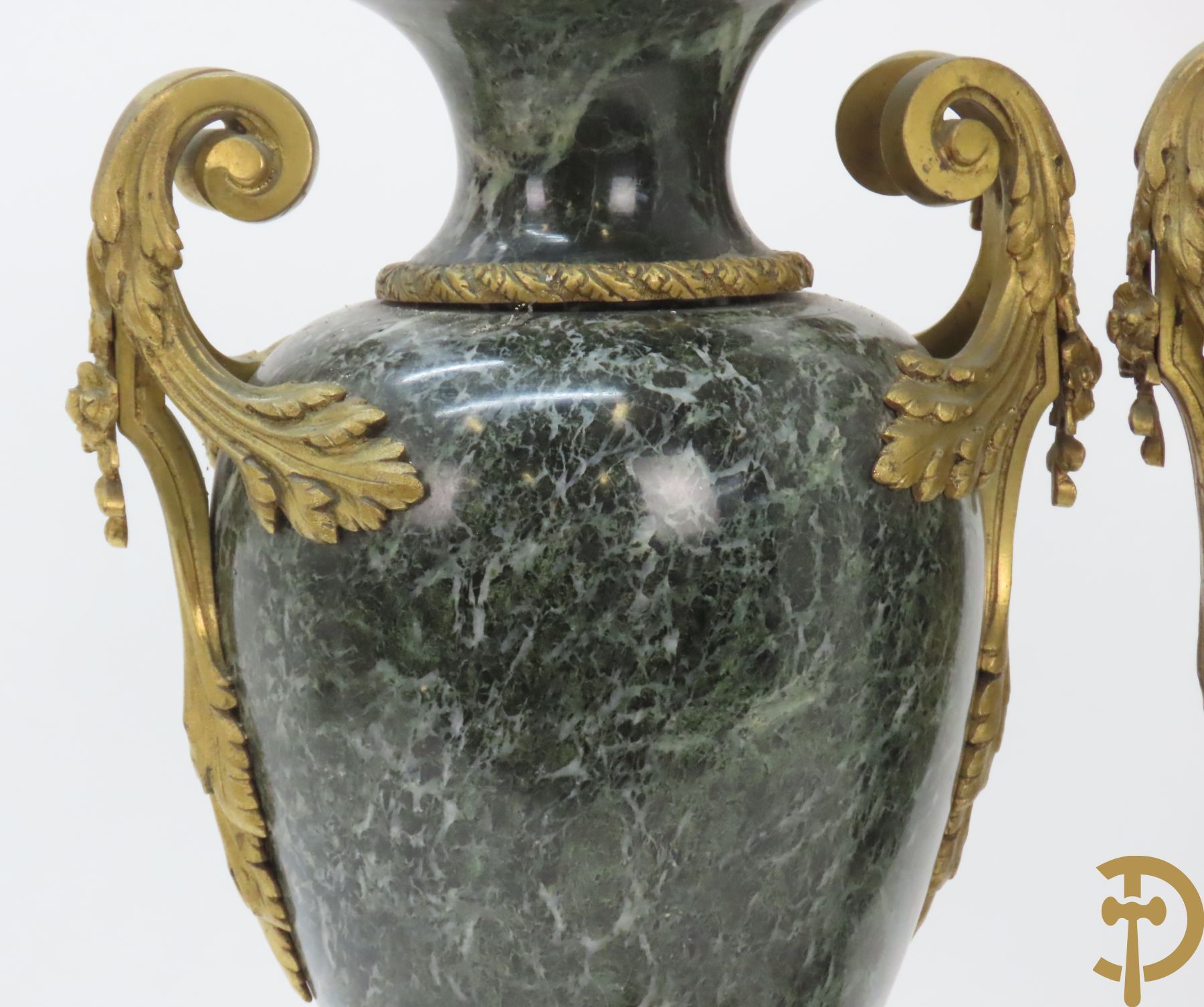 Paar marmeren cassolettes met los deksel, zijdelings bezet met accanthusranken en bloemen