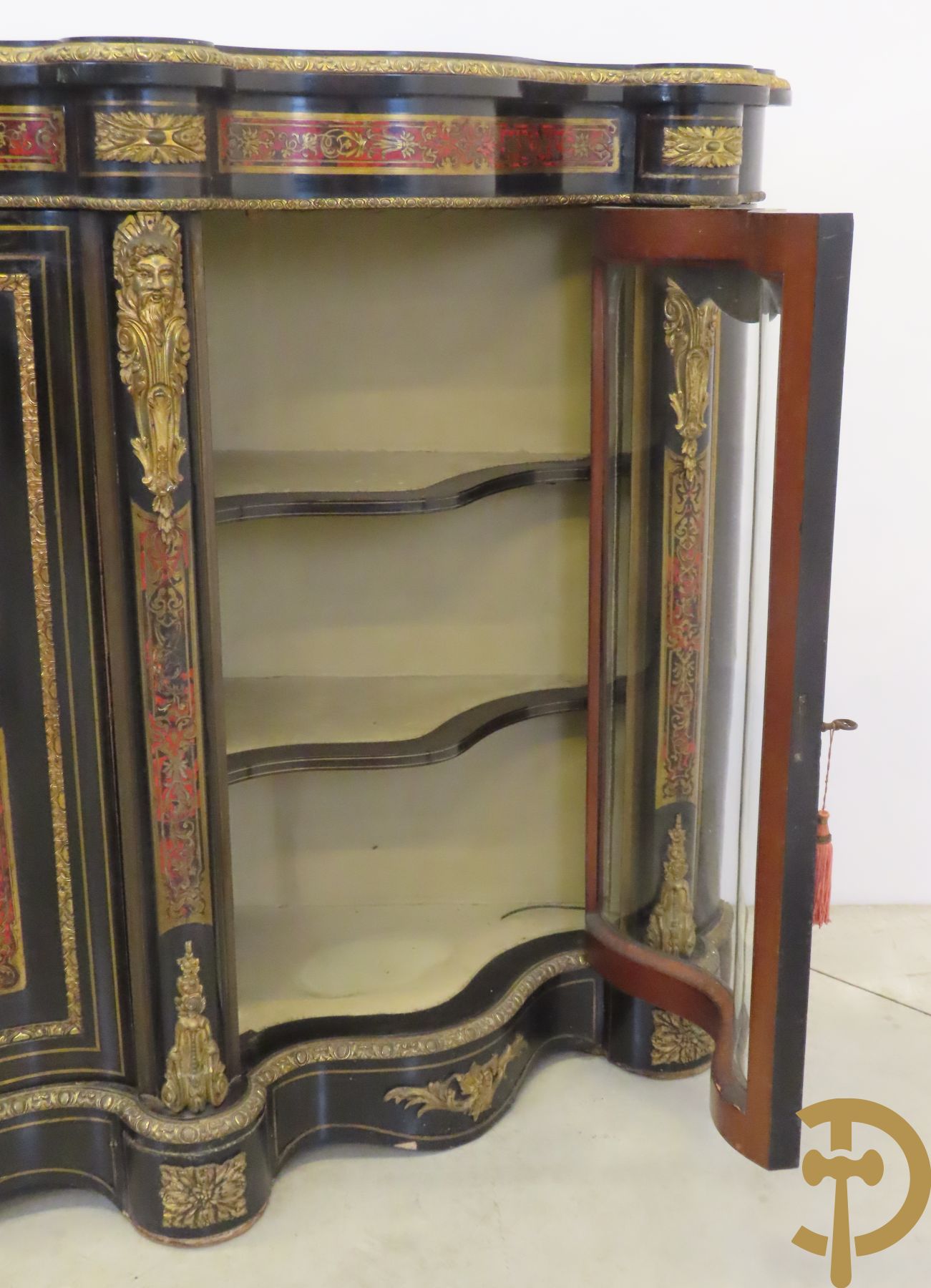 Groot Napoleon III dressoir met centrale deur bezet met medaillon in Boulletechniek - zijdelings met deuren in vitrineglas - bezet met bronzen ornamenten