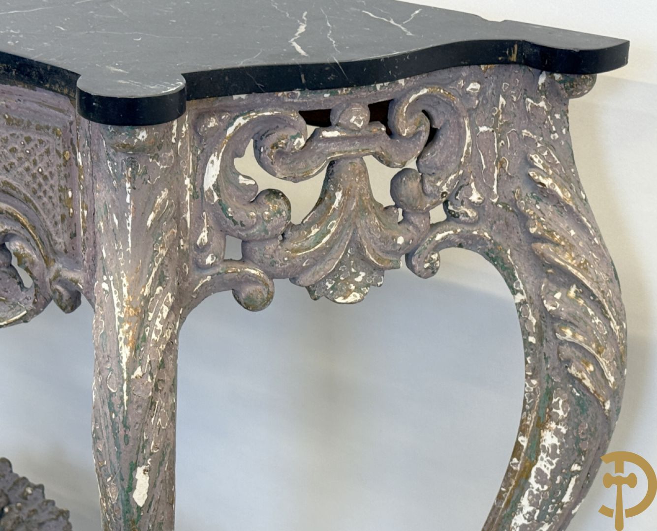 Gepatineerde Louis XV console met zwart marmeren blad