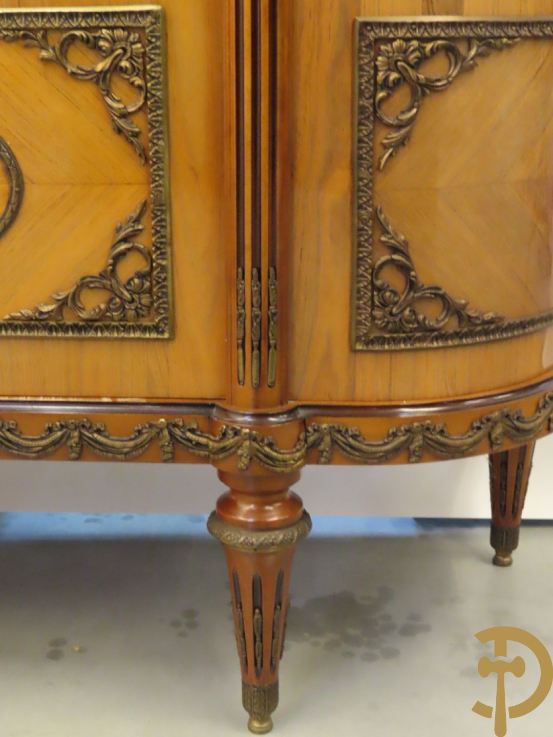 Notelaren eetkamer Louis XVI stijl bestaande uit vijfdeursdressoir met bloemenmarquetterie, bronsbeslag en wit marmeren blad, ovale uittrekbare tafel, 6 stoelen met leder bekleed en gegalbeerde vitrine met geslepen ruitjes