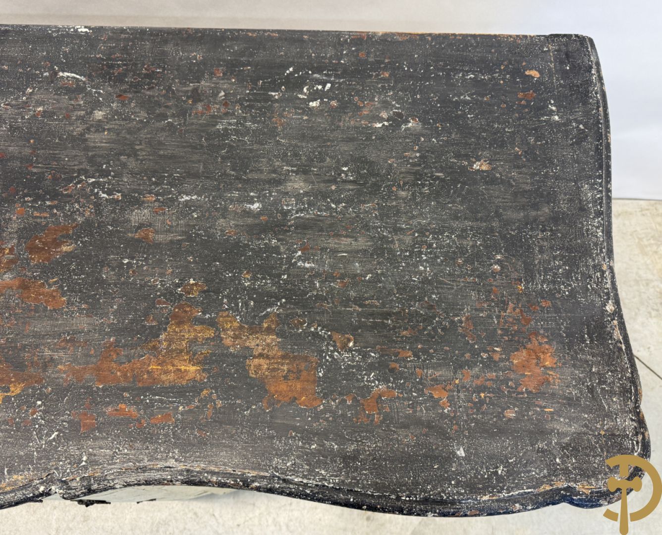 Gepatineerde 3 laden commode met bronzen trekkers en sleutelplaten