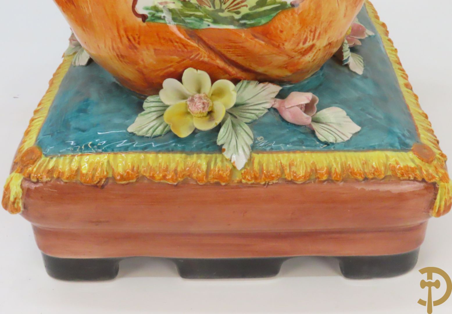 Twee Italiaanse beelden van oosterse dame met bloemen, getekend achteraan Polouioto en oosterse man met snaarinstrument in meerkleurige faience