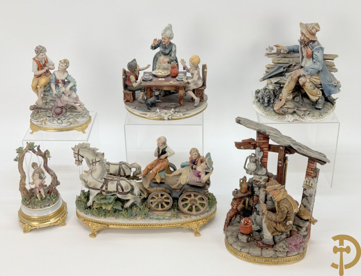 Zes porseleinen groepen Capo di Monte : Paarden met koets, oude man op bank, dame met kinderen, cupido
