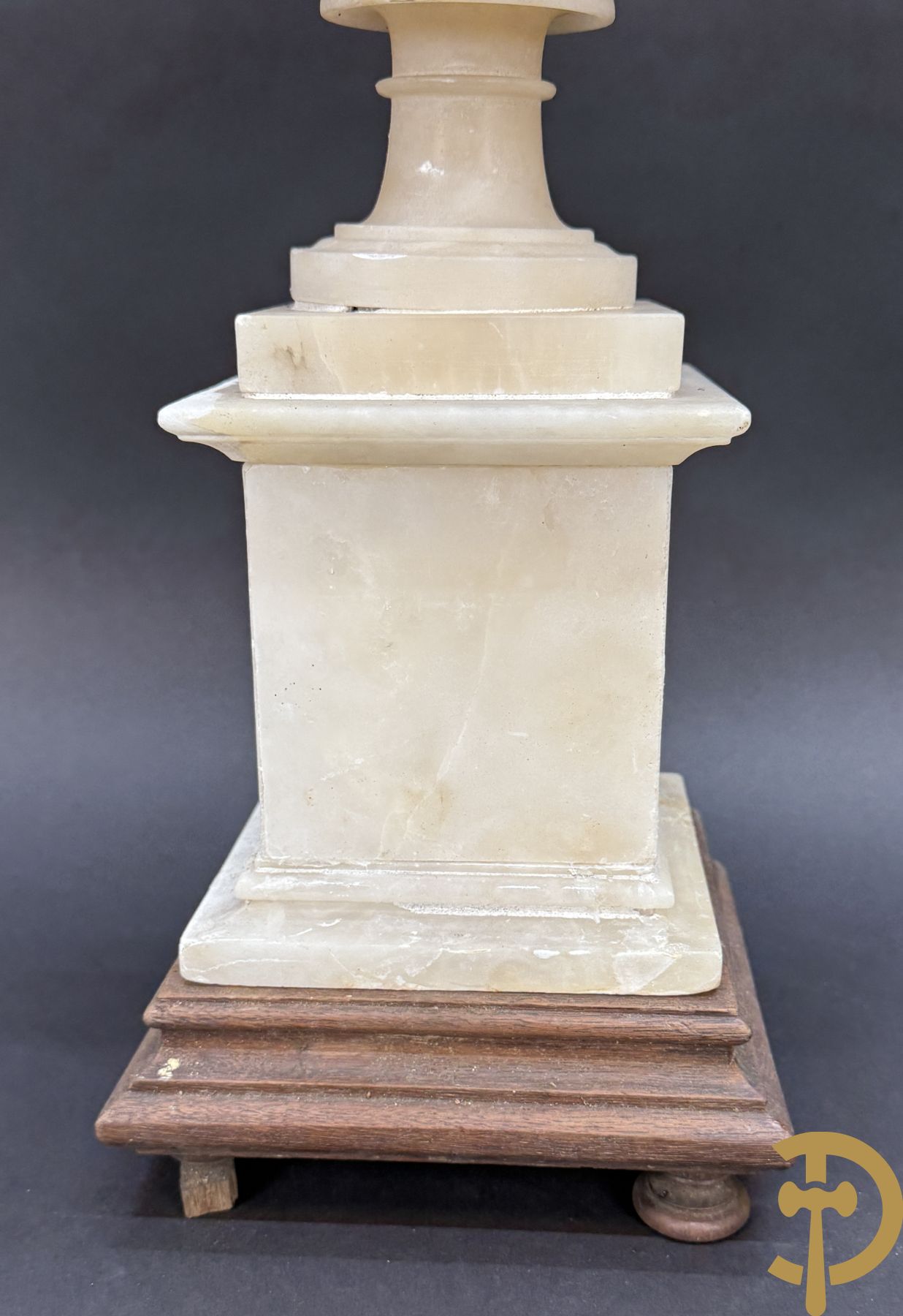 Paar handgesculpteerde albasten vazen met bloemen- en accanthusranken