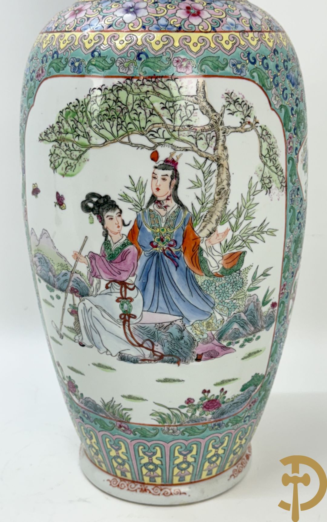 Paar Chinese vazen met geishadecor, rondom bezet met bloemen