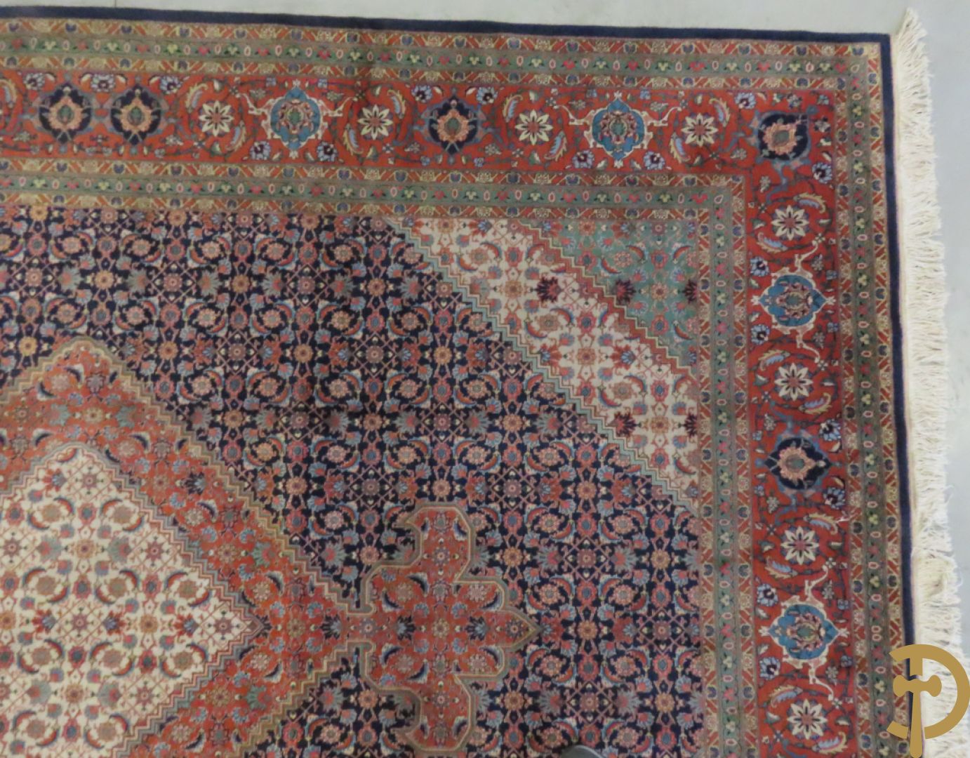 Oosters handgeknoopt tapijt met centraal decor op blauwe fond met bloemenmotieven