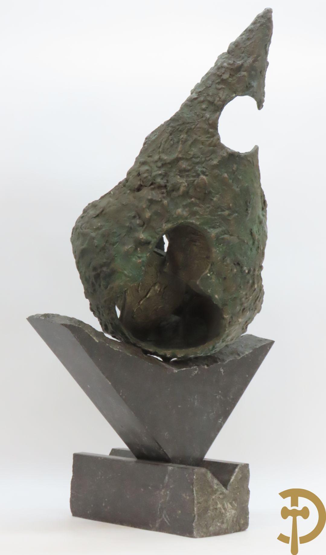 LAMPENS Mark getekend op arduinene sokkel - Kegelvormige bronssculptuur met grillig rolwerk