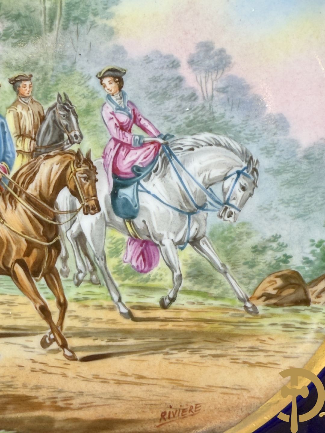 Paar porseleinen borden met ruitertafereel met vergulde omranding, getekend Rivière en Bourdier P., achteraan gemerkt met gekruiste pijlen