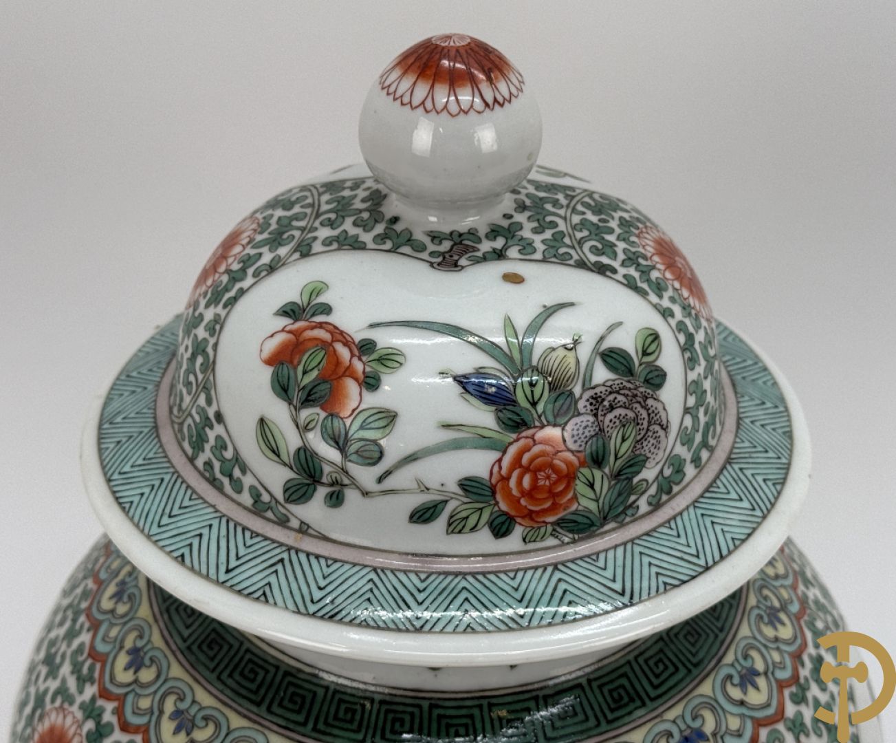 Chinese porseleinen dekselpotiche met bloemendecor