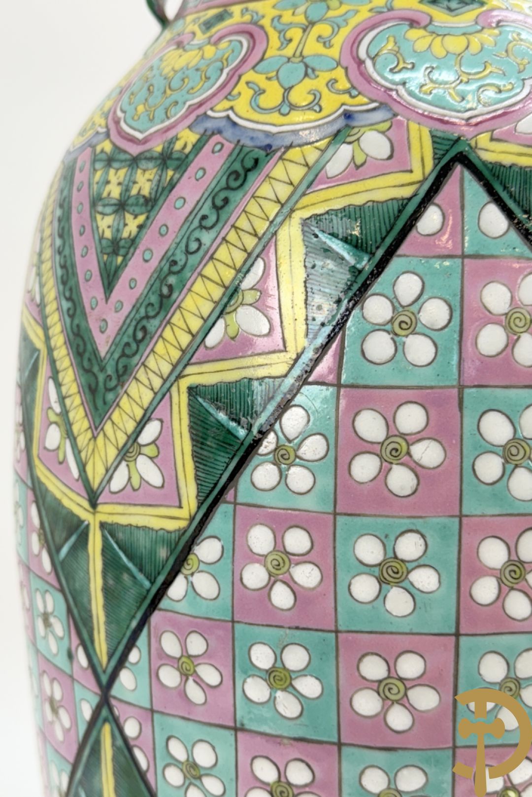 Chinese porseleinen vaas met ruitvormen en geometrische patronen, bovenaan met fo honden bezet