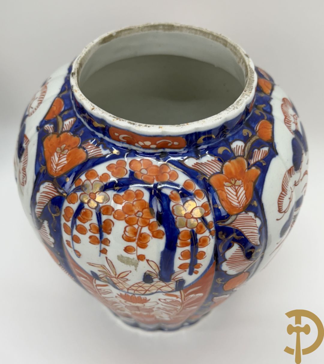 Japanse porseleinen Imari dekselvaas met bloemenmotief + klein flesvormig pique fleur vaasje + 2 Imari bordjes