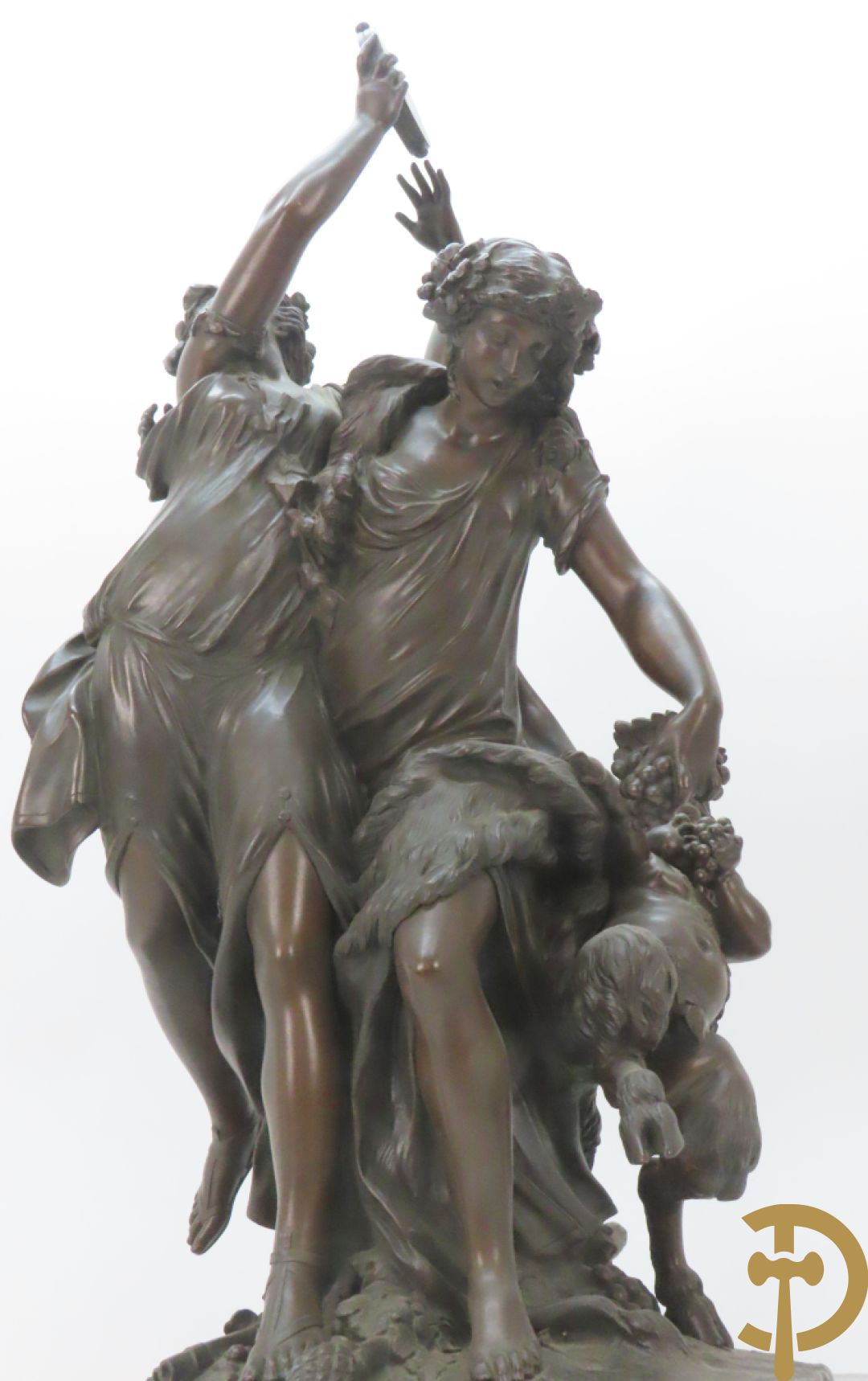 CLODION getekend - Paar elegante bronzen dames met tambour en fruit, geflankeerde door jonge faune, op marmeren klokstel - opgebouwd als garnituur met 2 kandelaars met bronzen kindjes dragende een toorts met bloemen en kaarsen