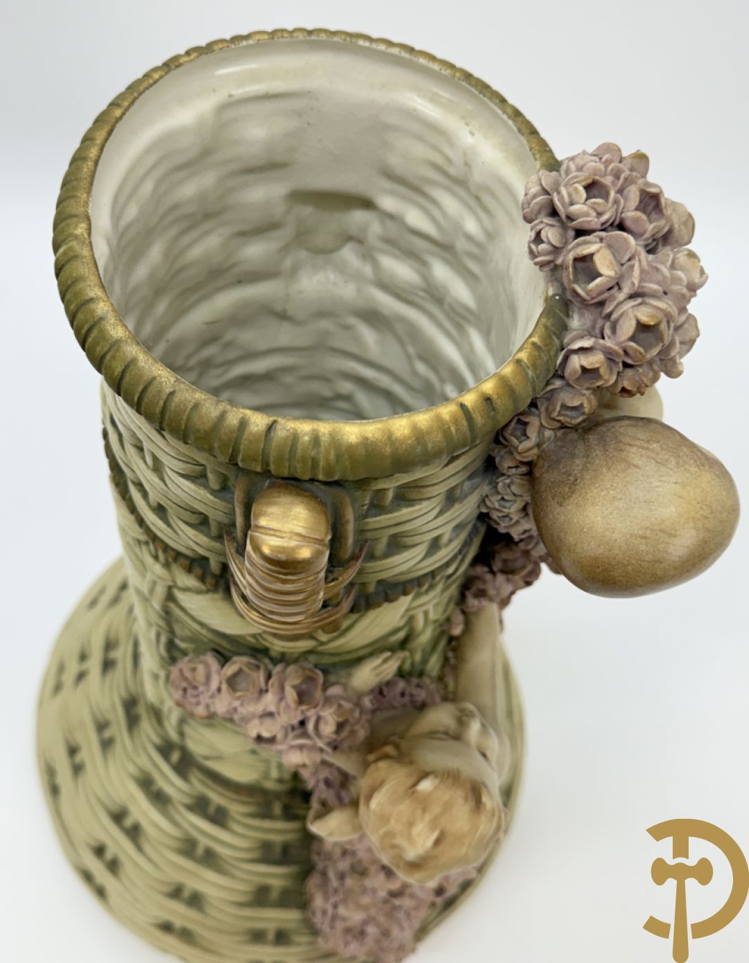 Paar meerkleurige faience vazen,  Austria gemerkt, met cupido