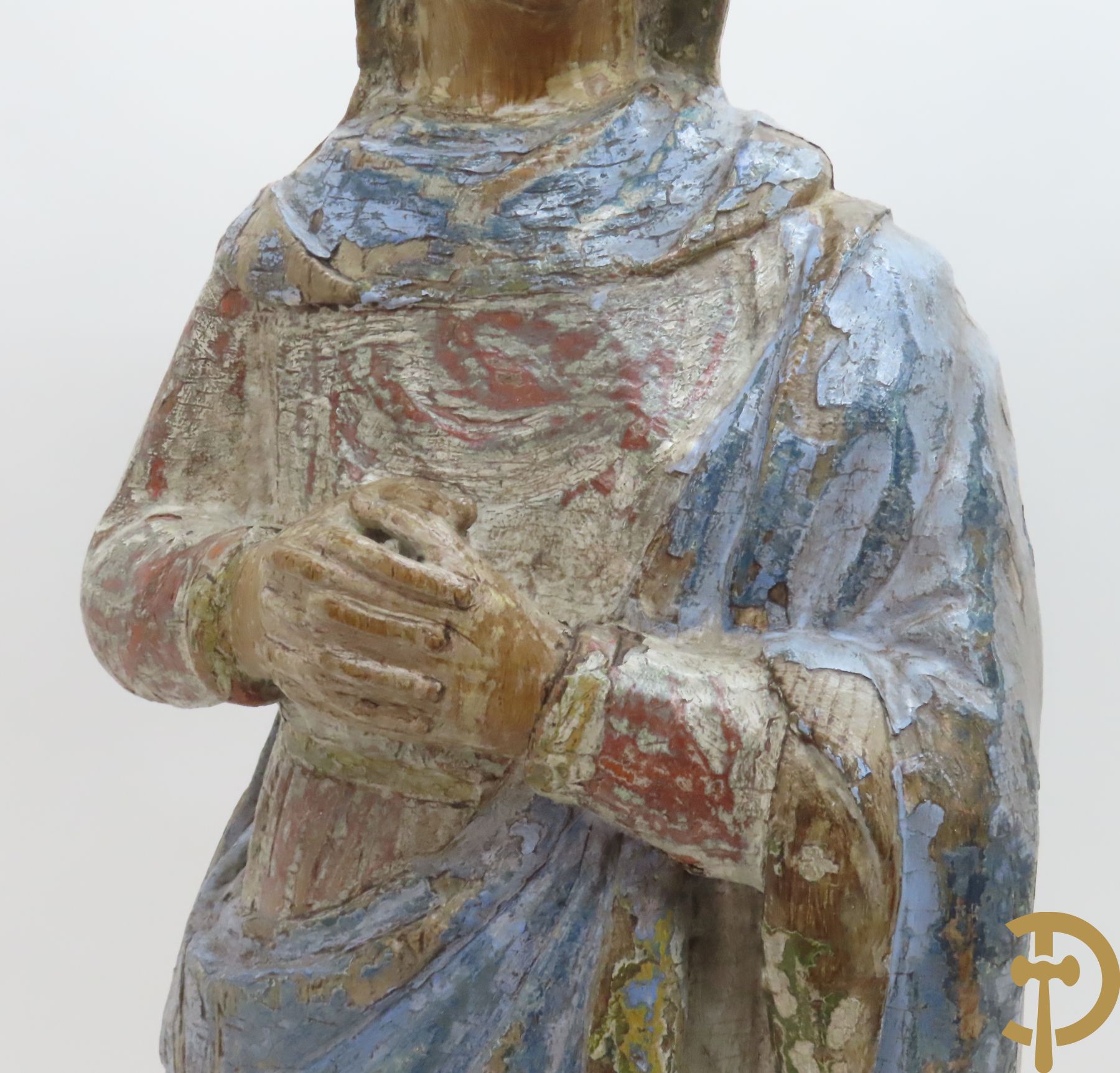 Europese houtsculptuur van staande Madonna met polychromieresten, 18e