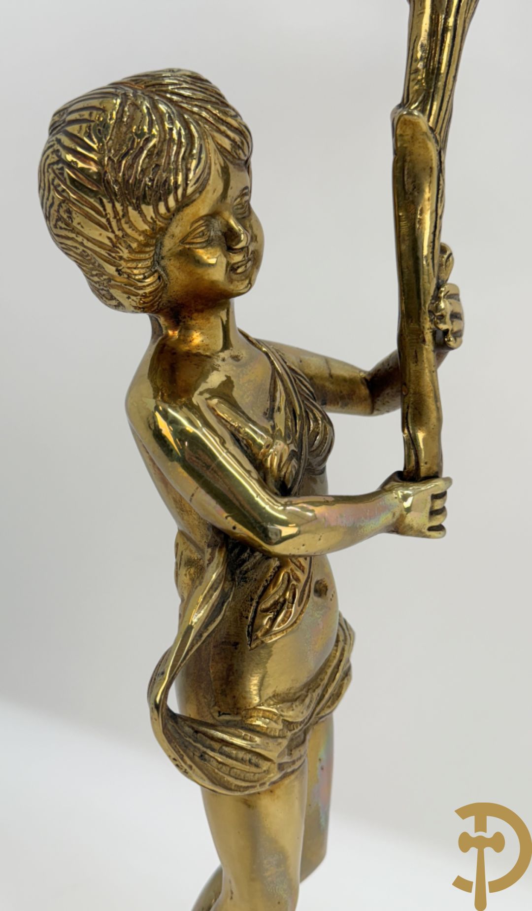 Paar koperen cassolettes bezet met ramskoppen dragende een cupido + koperen beeld van jongeman met zevenarmige kandelaar