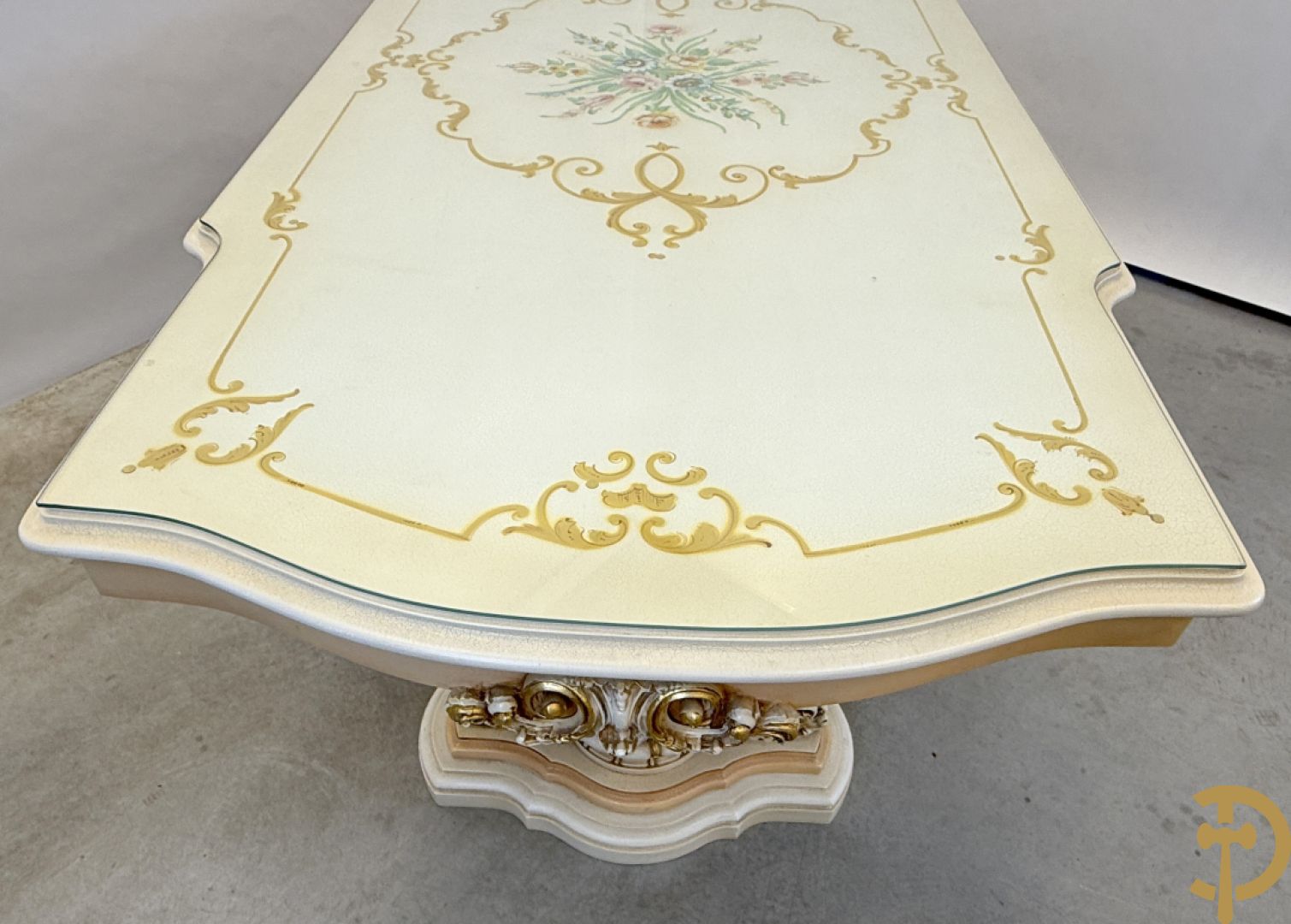 Italiaanse eetkamer met beschilderd bloemenmotief bestaande uit vierdeursdressoir met beschilderde bloemenmotieven, accanthusranken en glazen blad, tafel op gesculpteerde poten en 6 stoelen