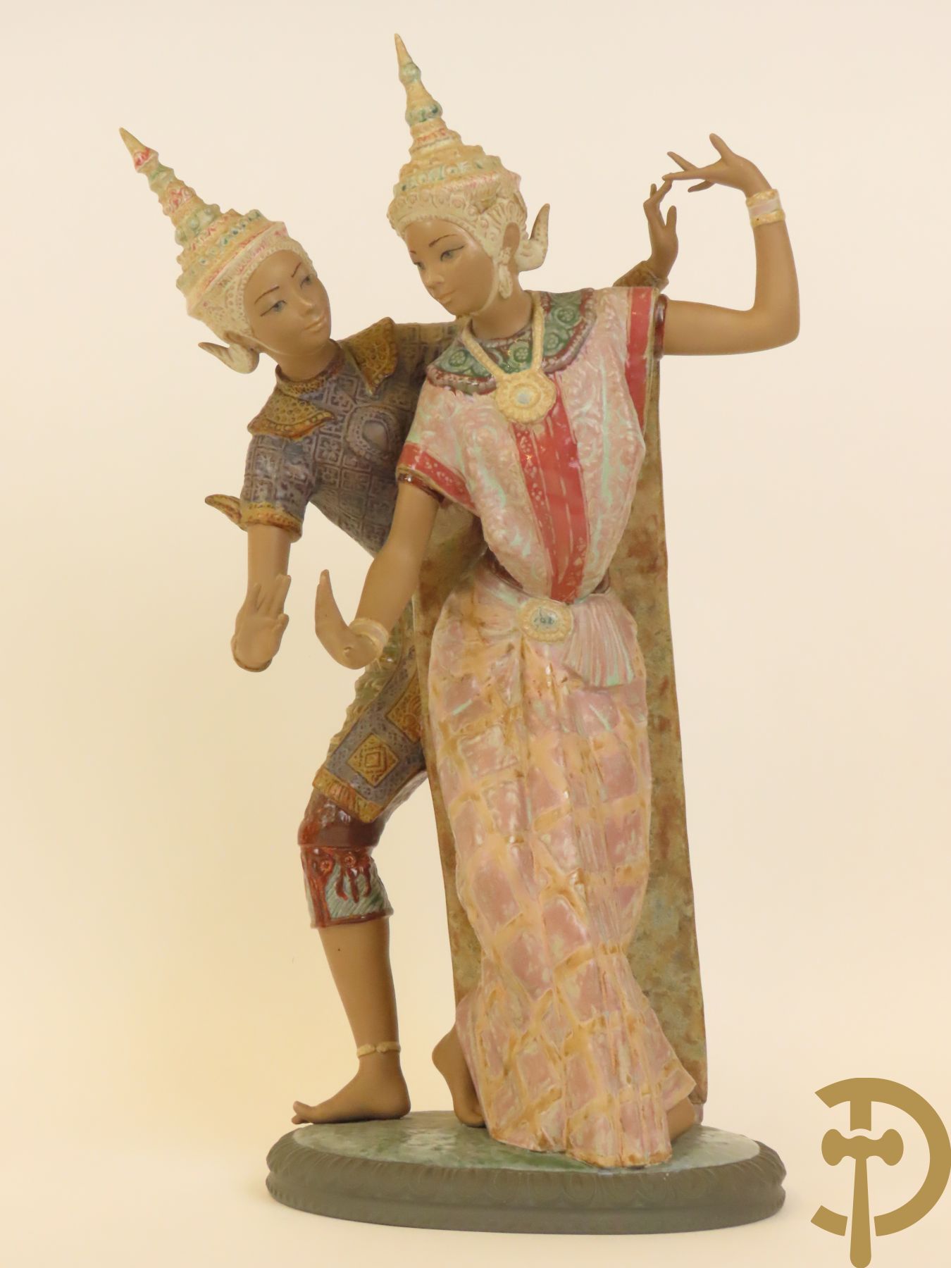 Thaise danseres met jongeman in keramiek, onderaan gemerkt Lladro