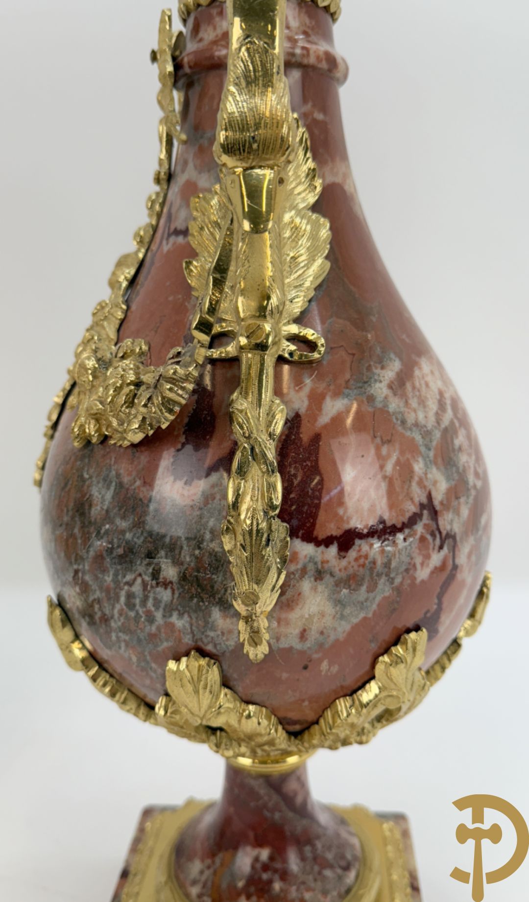 Paar marmeren cassolettes met zwanehalzen en guirlandes