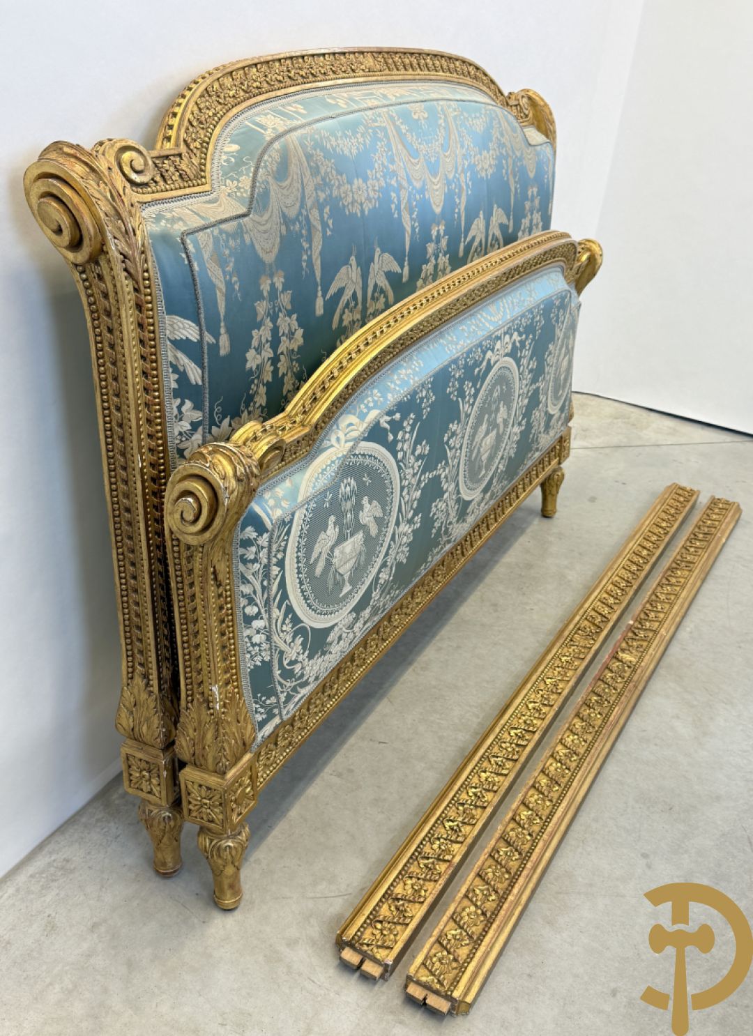 Verguld afgebogen Louis XVI bed met accanthusranken en voluutvormige ornamenten, mooi gestoffeerd met florale motieven