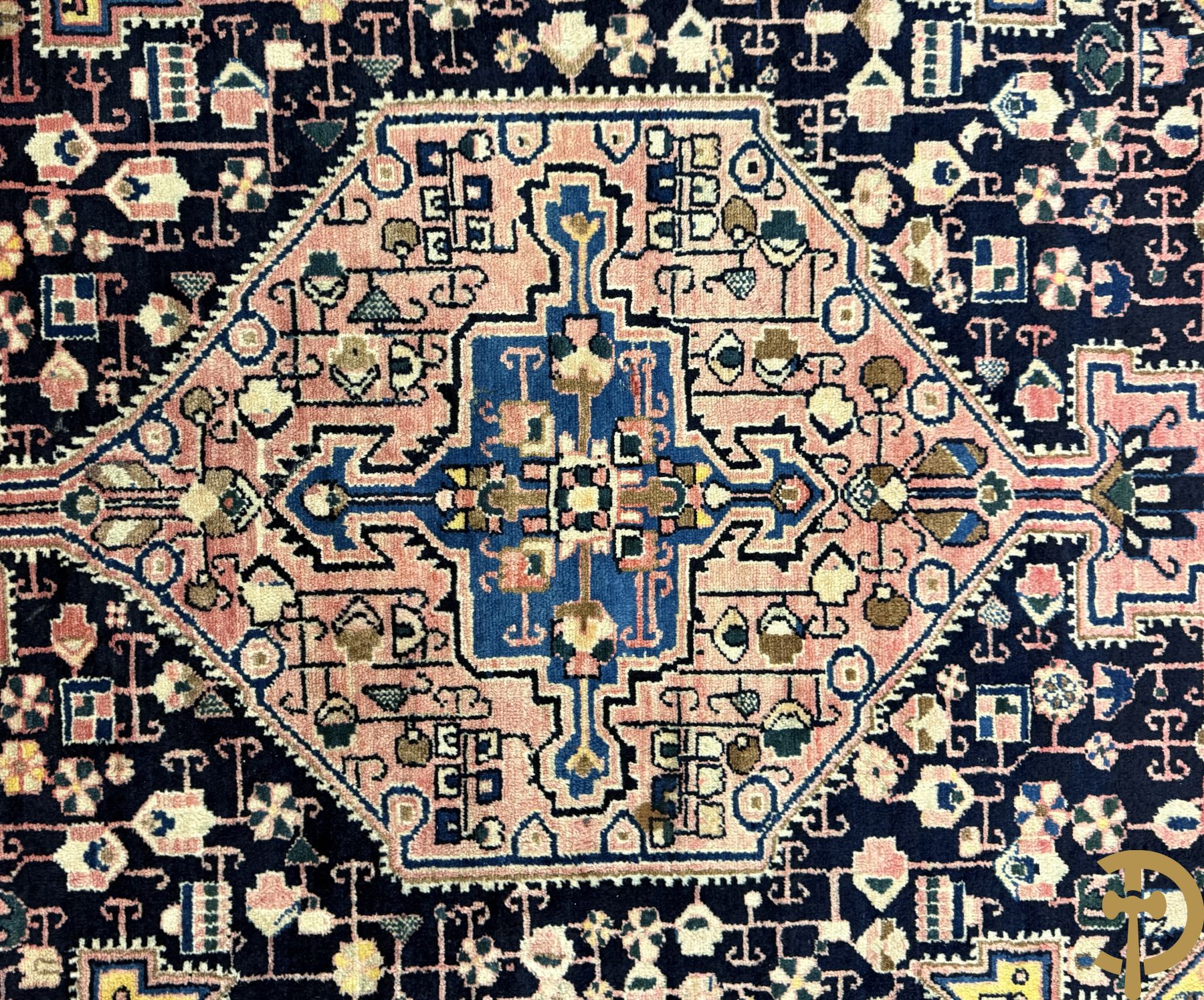 Drie oosterse handgeknoopte tapijten met blauwe fond