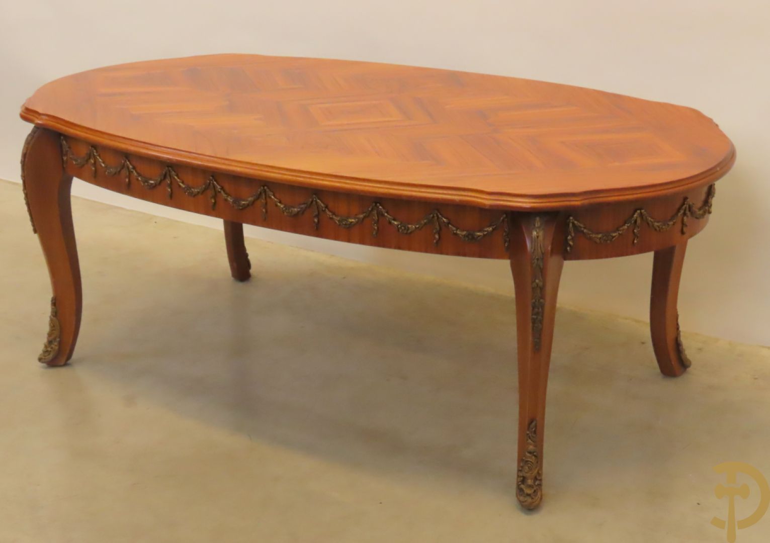 Notelaren ovale salontafel bezet met bronsbeslag