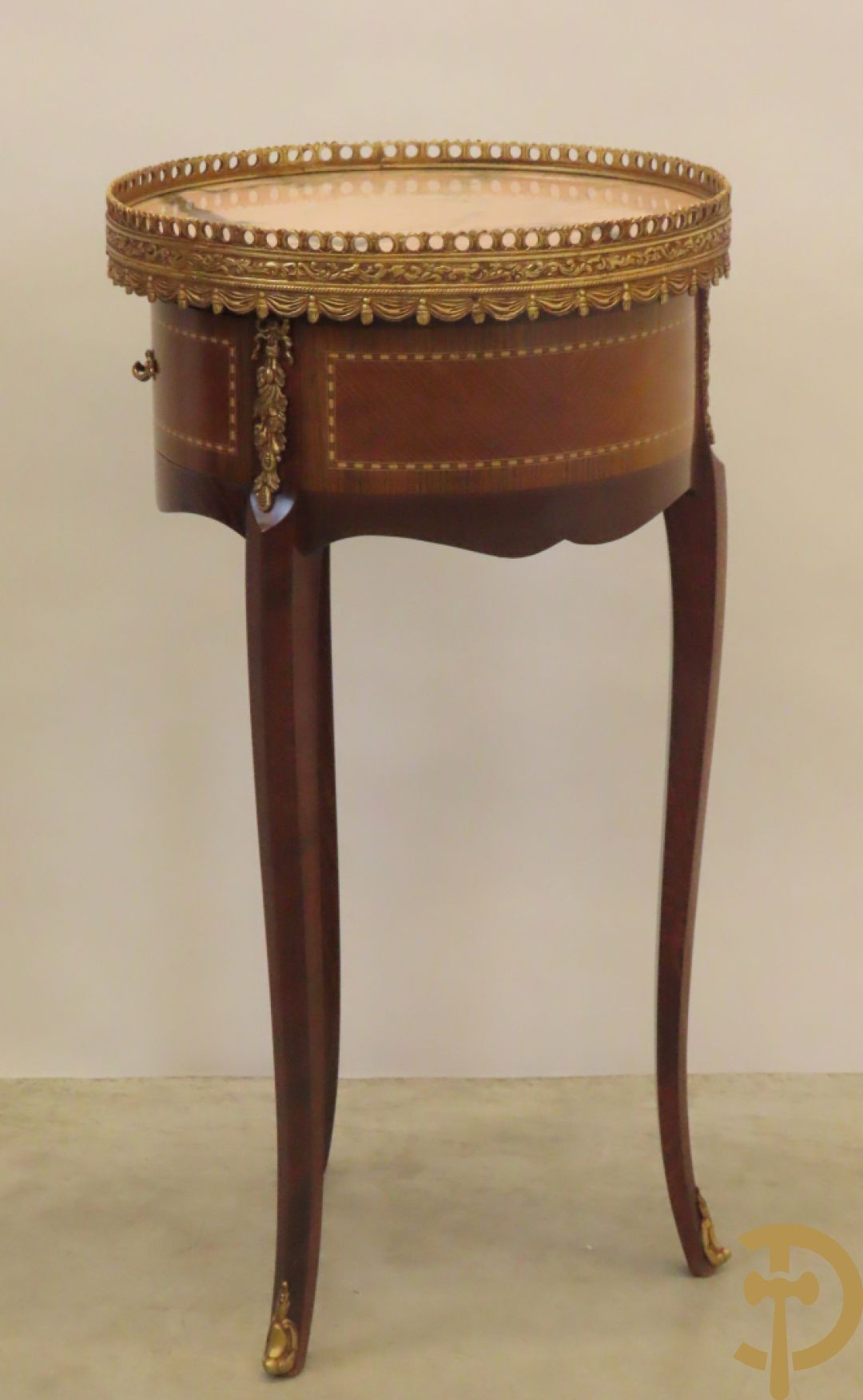 Vergulde notelaren bijzettafel bezet met bronsbeslag en marmeren blad op drie poten