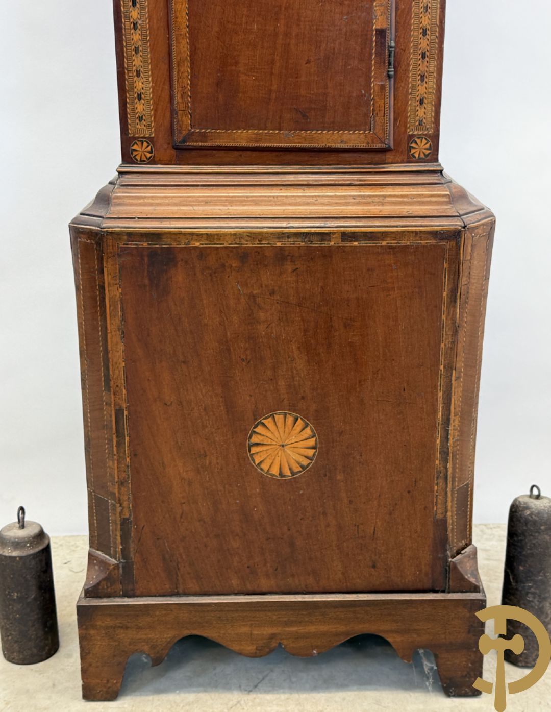 Engelse staande grootvadersklok met handbeschilderd tafereel in de wijzerplaat