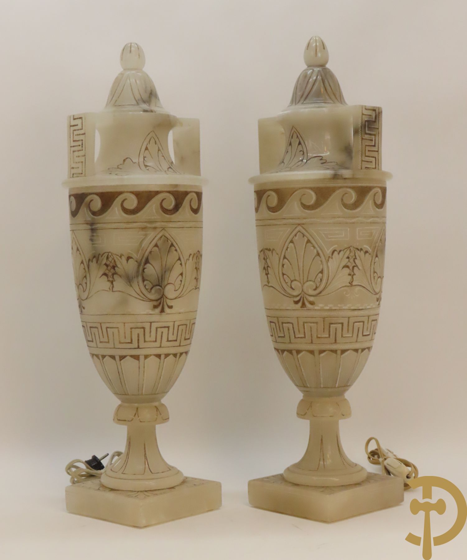 Paar handgesculpteerde onix marmeren Italiaanse potiches met accanthusraken en meanderend decor