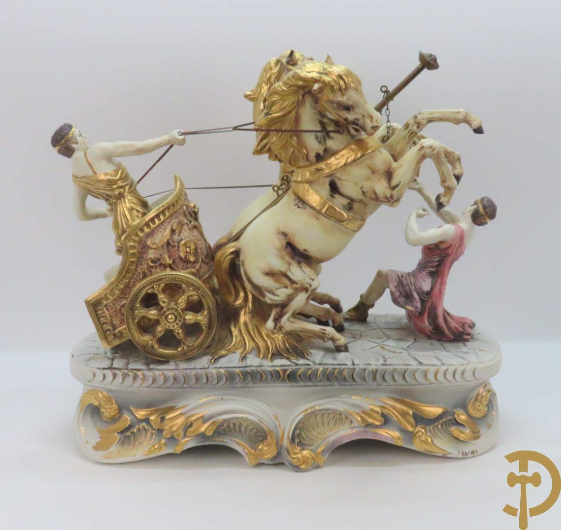 Beeld van strijdwagen met steigerende paarden 