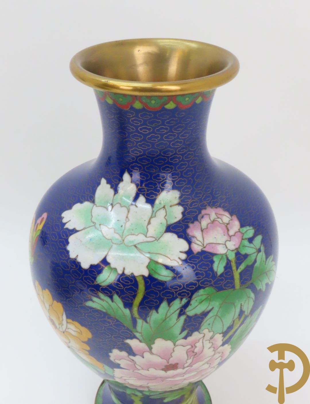 Potiche in cloisoné techniek met decor van draken en olifanten + blauwe cloisoné vaas met bloemendecor op sokkel + kleine cloisoné cachepot + cachepot met drakendecor