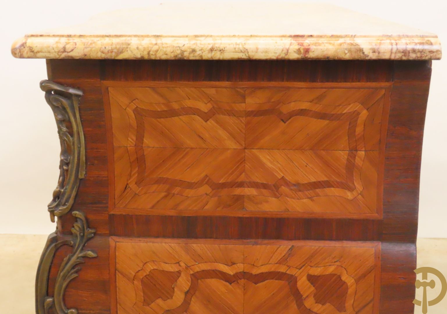 Gegalbeerde vierladencommode met bronsbeslag, marqueterie en marmeren blad