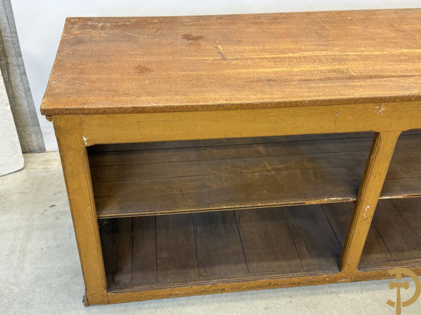 Pine winkeltoog met étagère in faux bois beschilderd