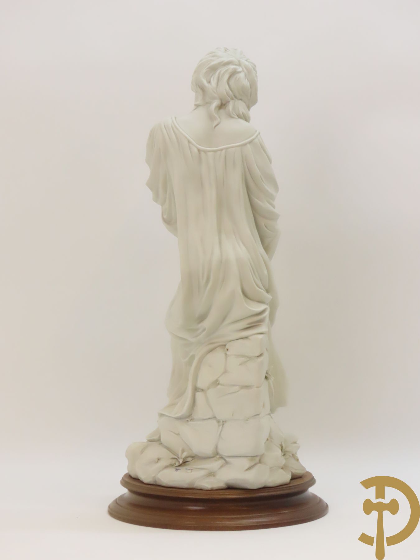 Drie beelden in Capo di Monte porselein : dame met lang haar, jongeman met vis en koppel op bank