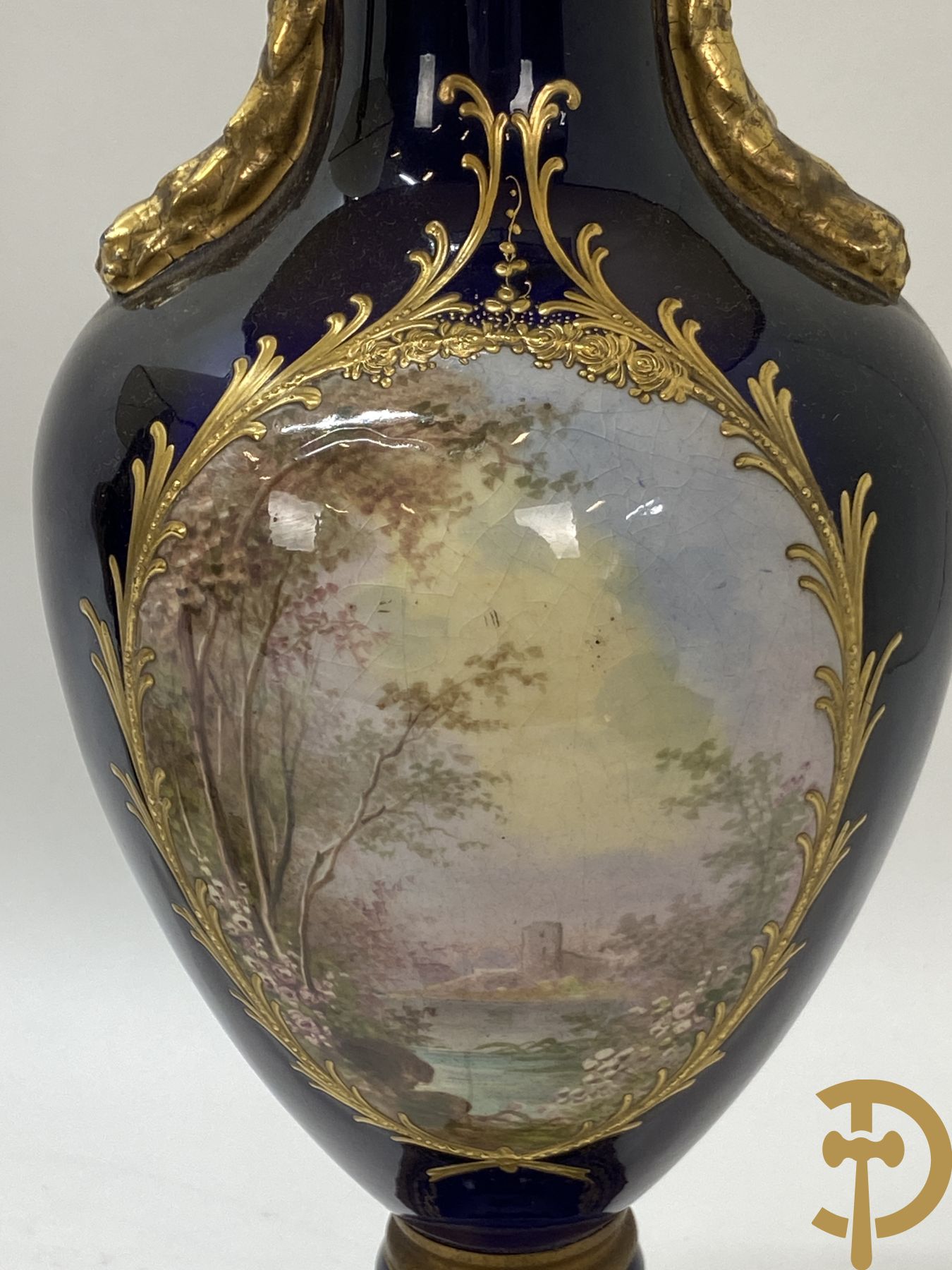 Paar kobaltblauwe porseleinen vazen met dubbel motief als lampadaire