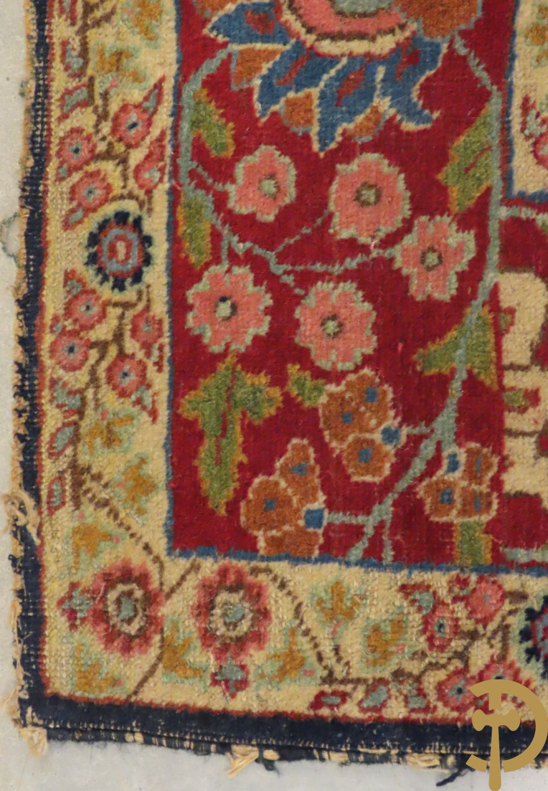 Antiek Oosters handgeknoopt tapijt Tabriz met amfoor en bloementafereel