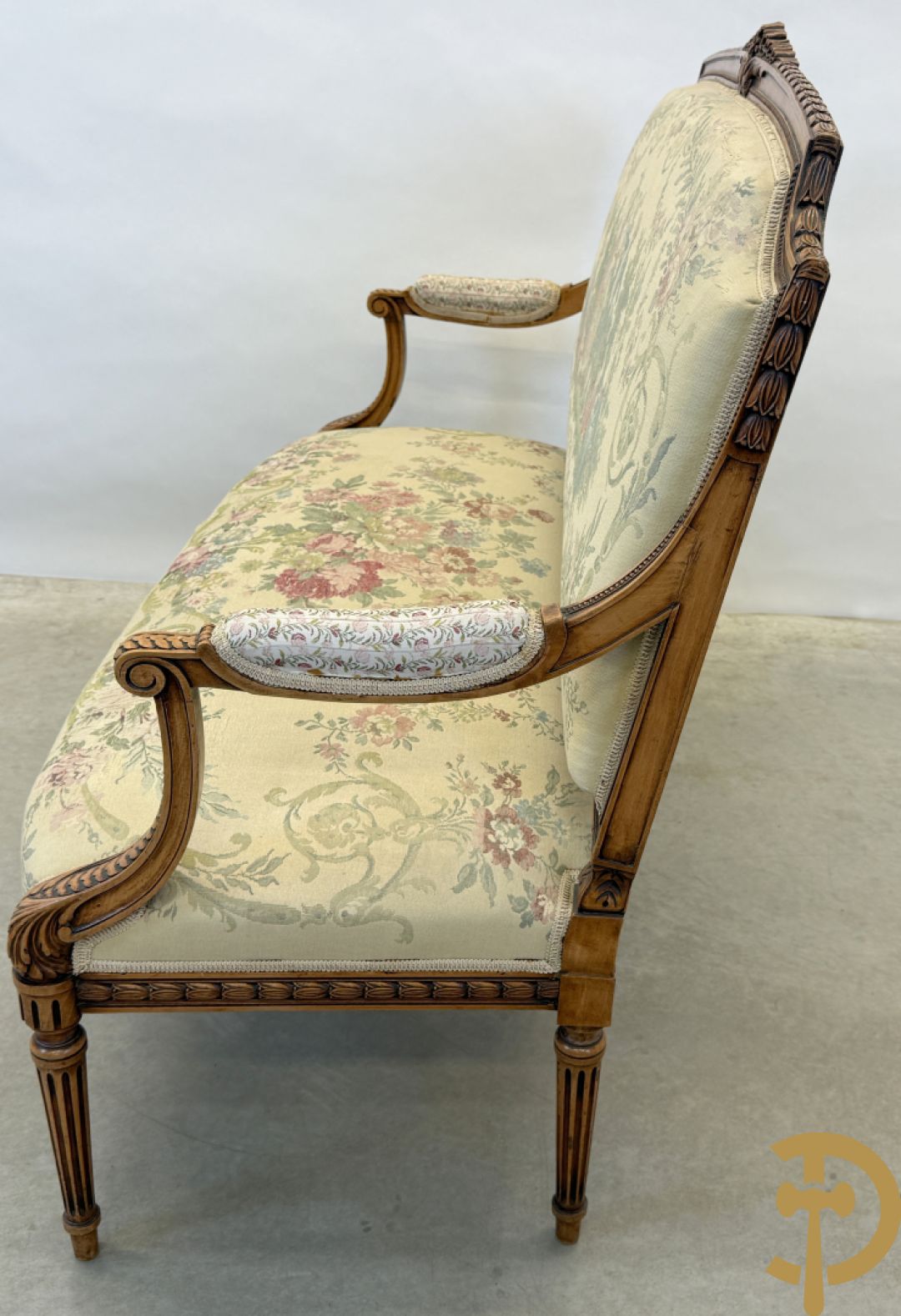 Vijfdelig notelaren Louis XVI salonensemble bestaande uit canapé, 2 armzetels en 2 stoelen