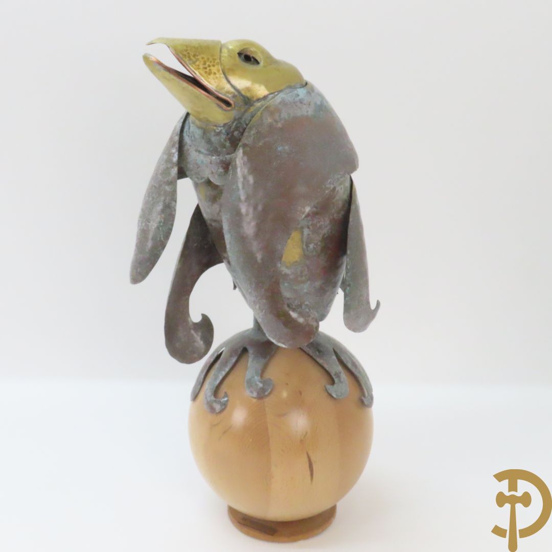 DECONINCK Paul getekend 'Vogel' kopersculptuur op houten bol