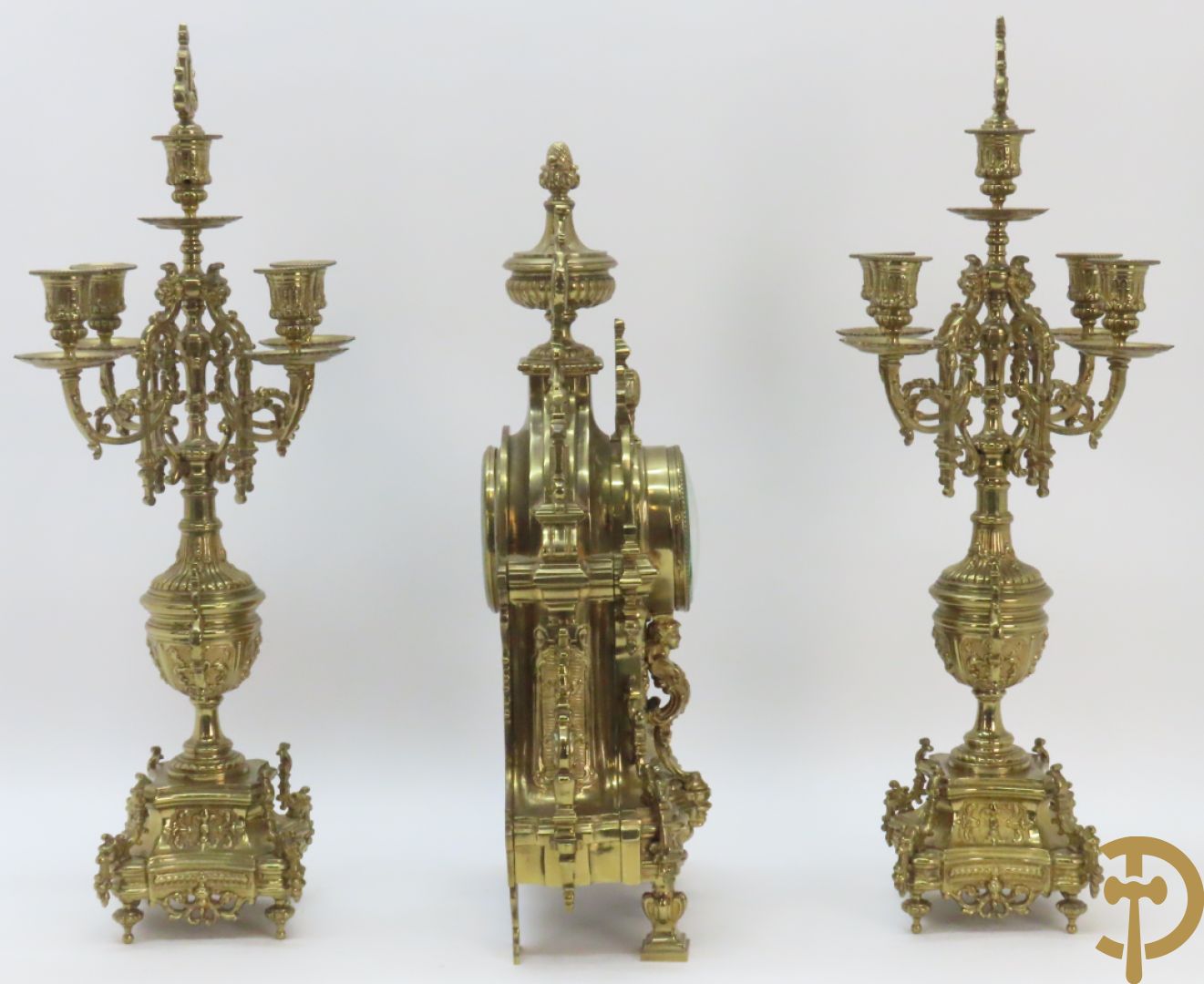 Driedelige koperen Neo Renaissance garnituur bestaande uit klok met amfoor bovenaan en Neo Renaissance motieven, Richond 11 Bd Mont Martre getekend - geflankeerd door paar vijfarmige kandelaars