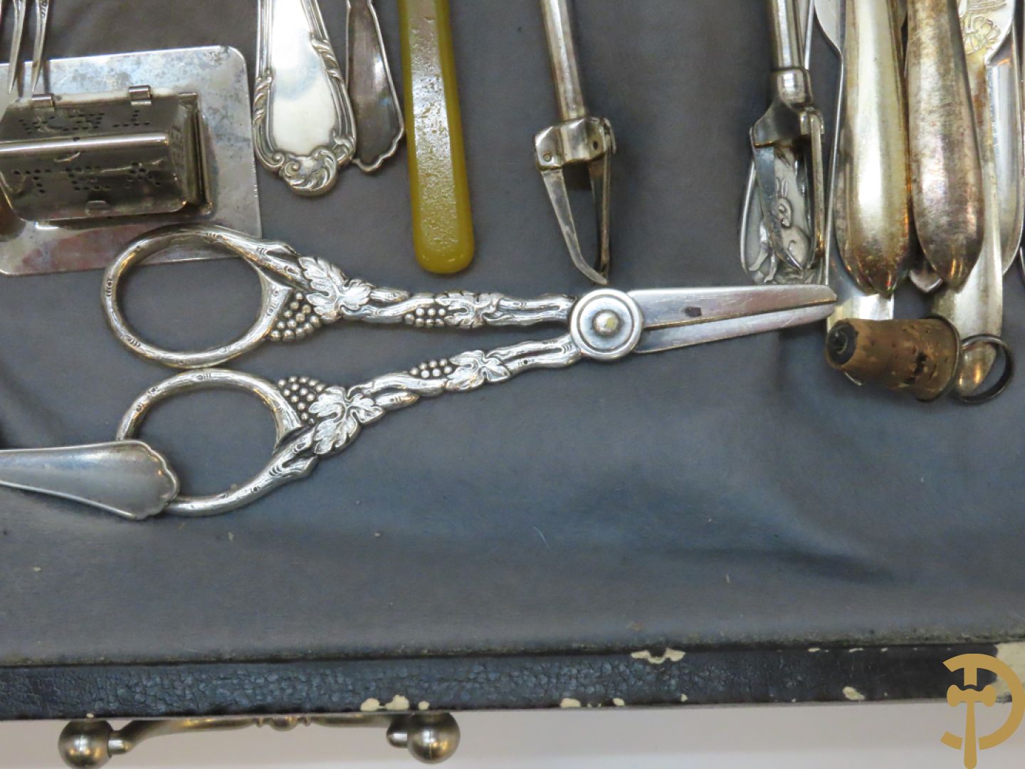 Reeks verzilverde kandelaars met rocailles + paar koperen kandelaars + houten kandelaar + 2 tinnen schotels + bestek e.a.